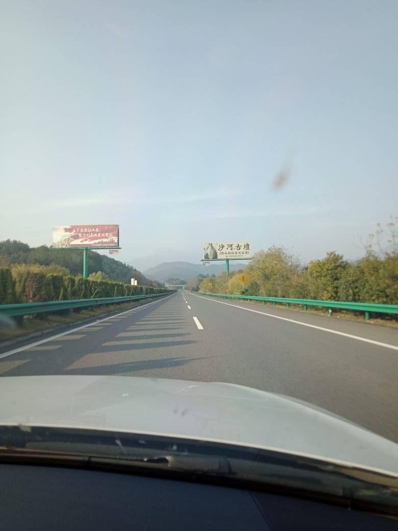 这里的高速路车辆稀少