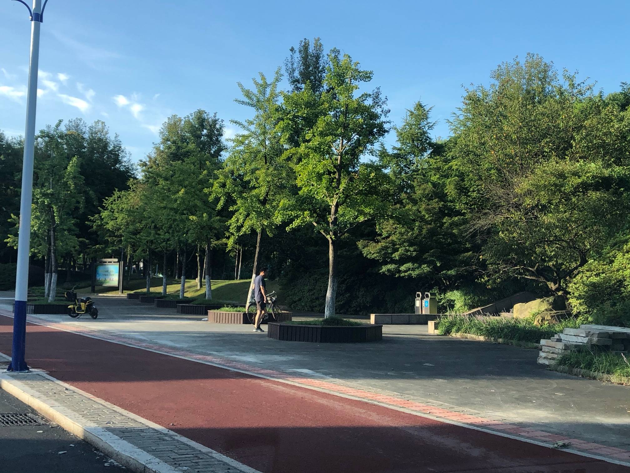 强烈建议缩小江东路西面的绿化带增加停车位